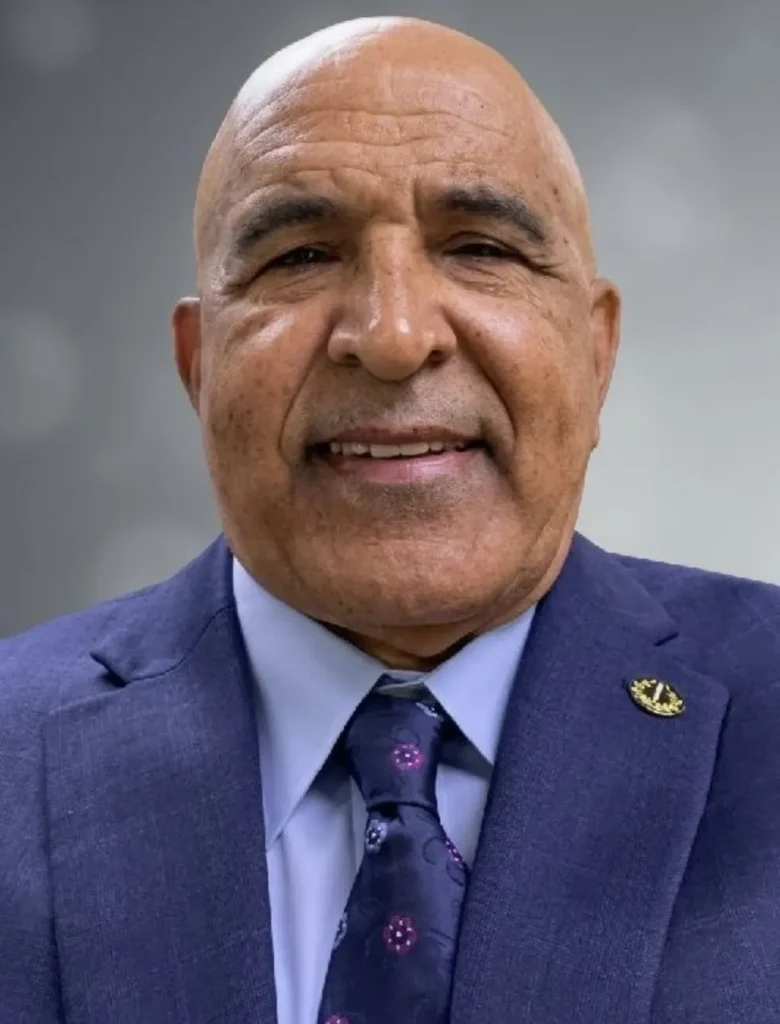 La imagen actual no tiene texto alternativo. El nombre del archivo es: Eduardo-Gomez.webp