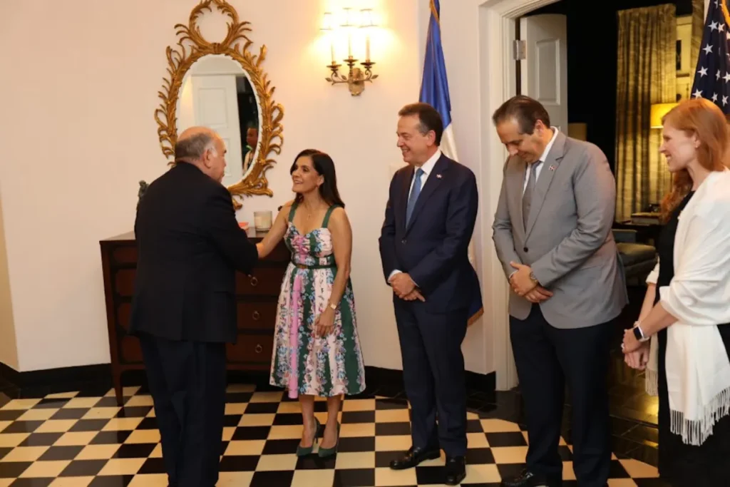 La imagen actual no tiene texto alternativo. El nombre del archivo es: Embajadora-de-los-Estados-Unidos-ofrece-recepcion-para-celebrar-que-la-Republica-Dominicana-una-al-Consenso-de-Ginebra.webp
