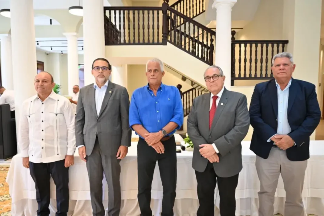 En la presentación de la Copa Davis en Santiago. Al centro Gustavo Gómez, junto a Rafael García, del Banreservas, Sergio Tobal, de Fedotenis, Juan Lendoiro y Euler Antonio Veloz, del Centro Español
