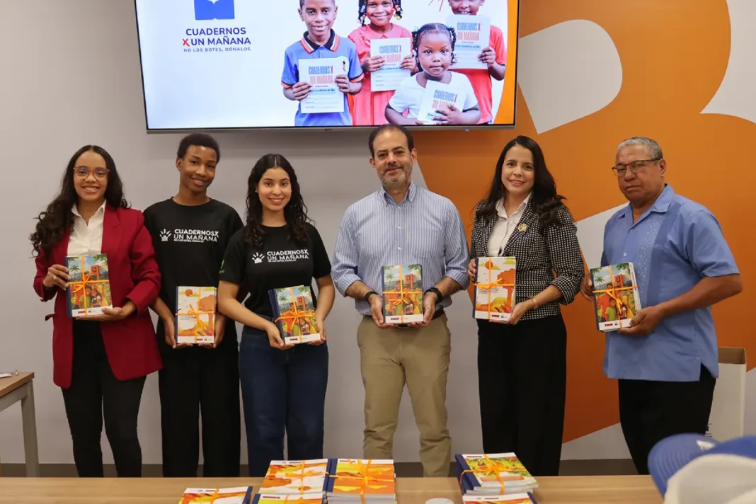 Kaury Paulino, Jordany Cuello, Karla Faxas, Carlos Iglesias, Daylina González y Julio Martínez, durante la entrega de cuadernos de la iniciativa