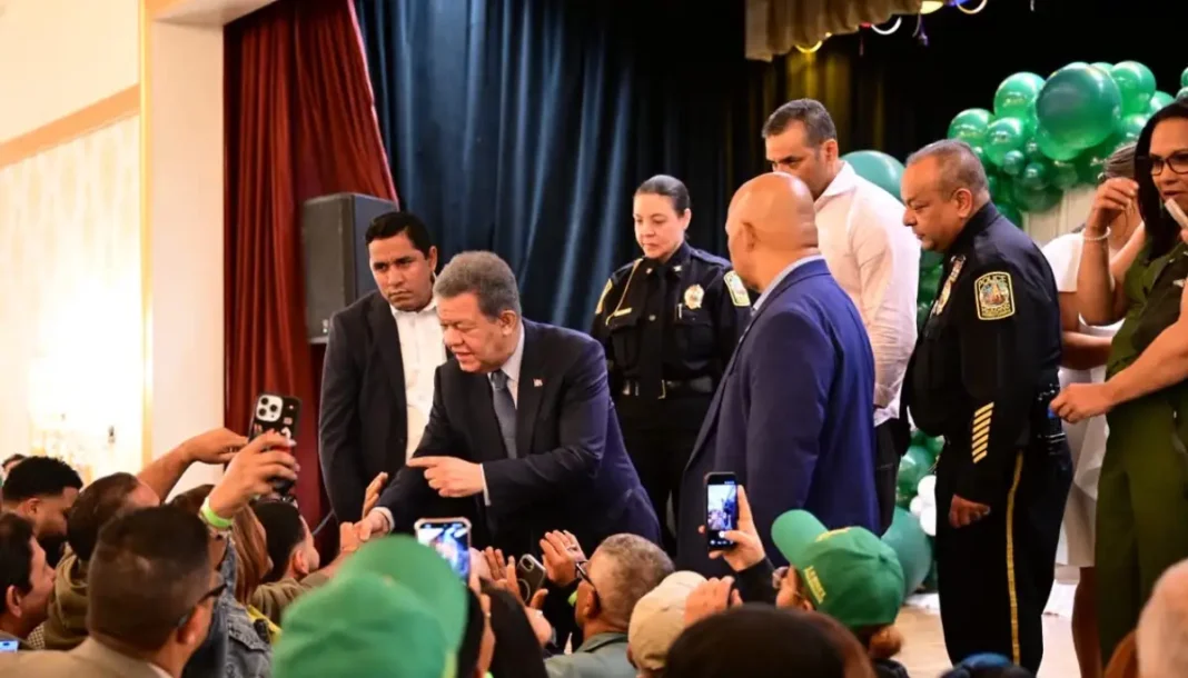 Leonel Fernández durante un encuentro con la comunidad dominicana en Reading, Pensilvania