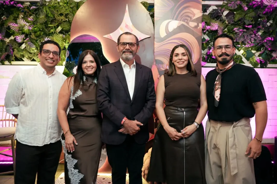 Mario Rodríguez , Shanna Román , José Miguel Bonetti Du-Breil, Jezmin Navarro y John Serrano