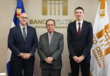 Valdez Albizu se reúne con delegación de funcionarios del FMI