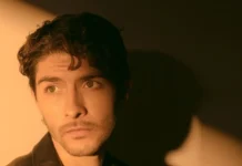 El lanzamiento constituye el primer adelanto del tercer álbum de estudio del artista ecuatoriano
