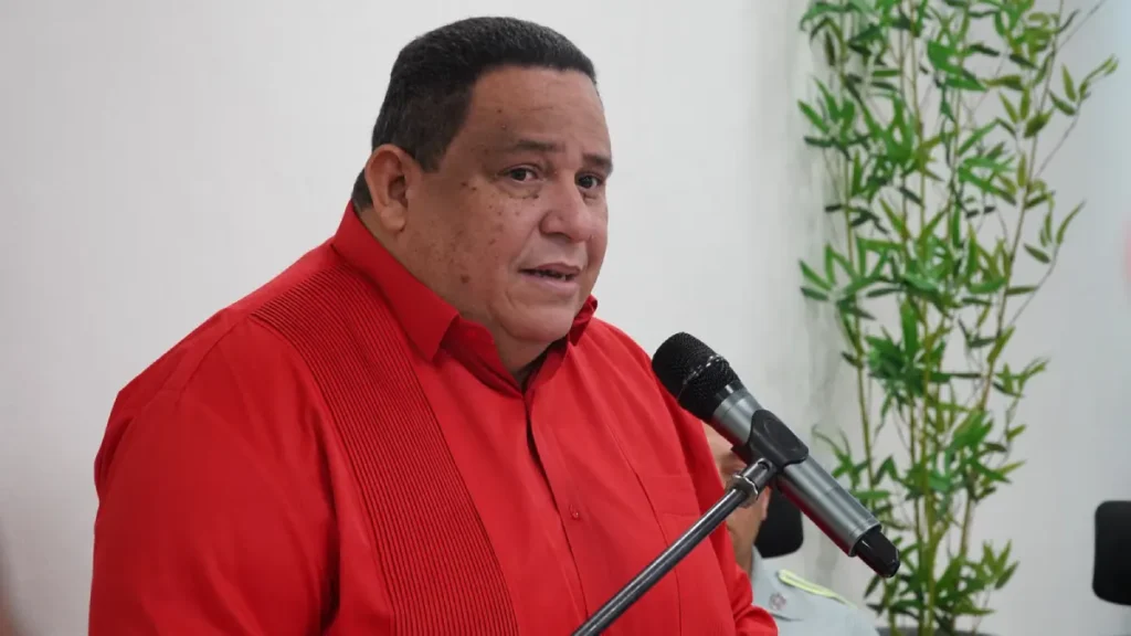 La imagen actual no tiene texto alternativo. El nombre del archivo es: Director-de-la-DIGESETT-escucha-inquietudes-comunidad-de-Azua-durante-encuentro.webp