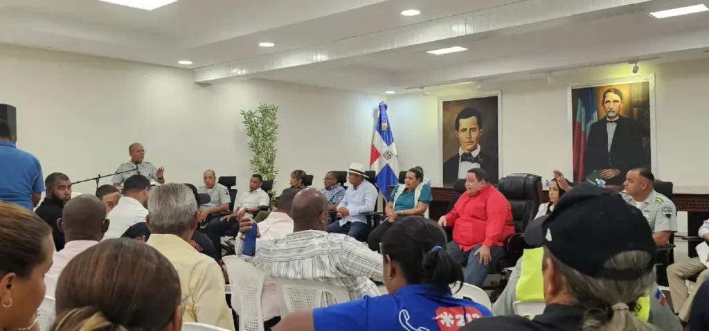 La imagen actual no tiene texto alternativo. El nombre del archivo es: Director-de-la-DIGESETT-escucha-inquietudes-de-la-comunidad-Azua-durante-encuentro.webp