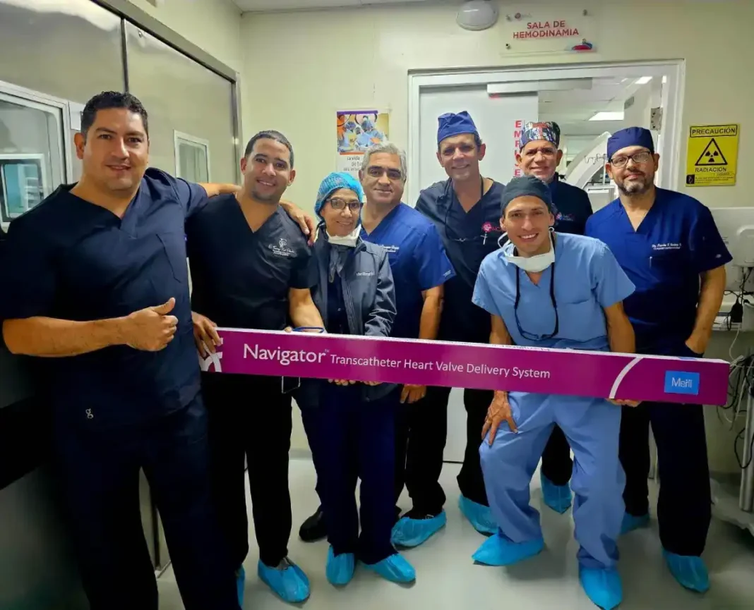 Dr. Pedro Ureña, junto a un equipo multidisciplinario integrado por los cirujanos cardiovasculares Antonio Almánzar, Fausto Santos, la anes