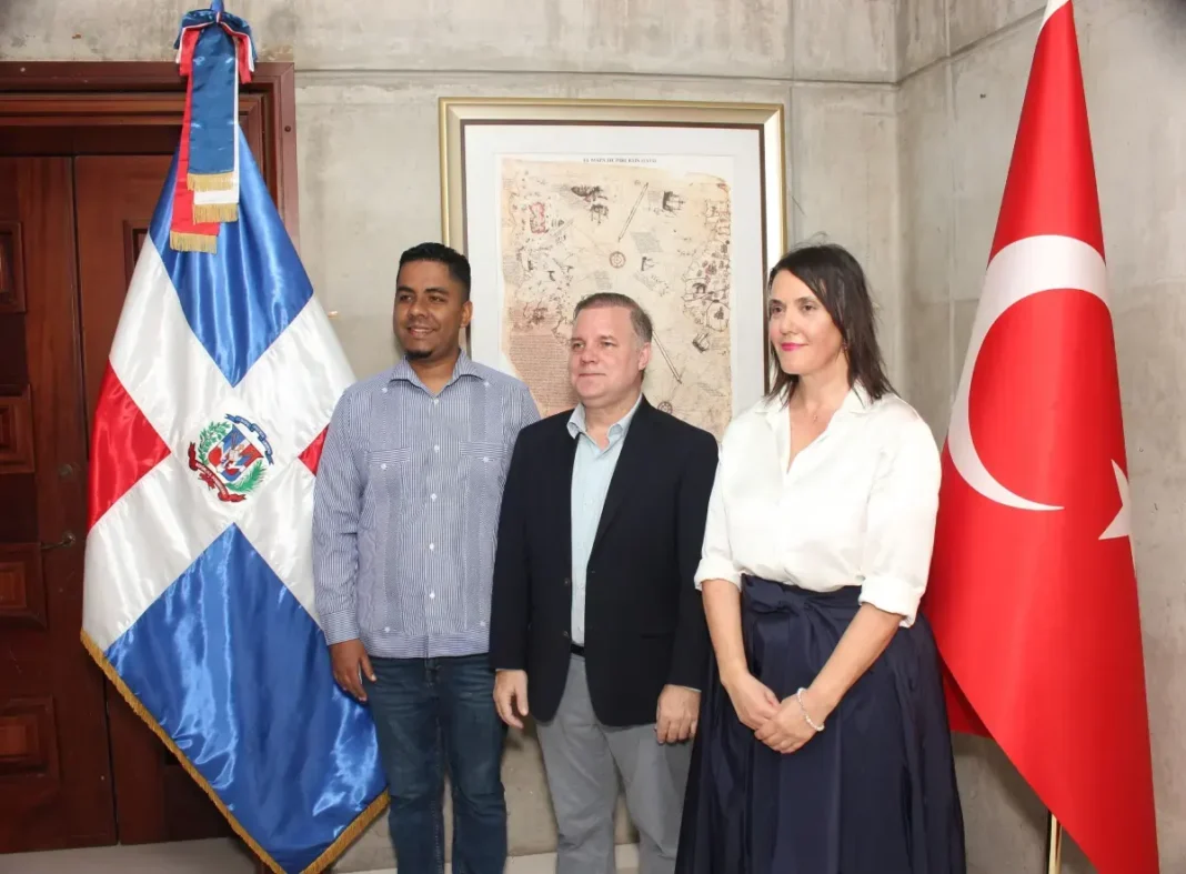 Eliezer Nolasco, Joan Ferrer y Emriye Bağdagül Ormancı, al momento de la donación de la réplica del mapamundi de Piri Reis