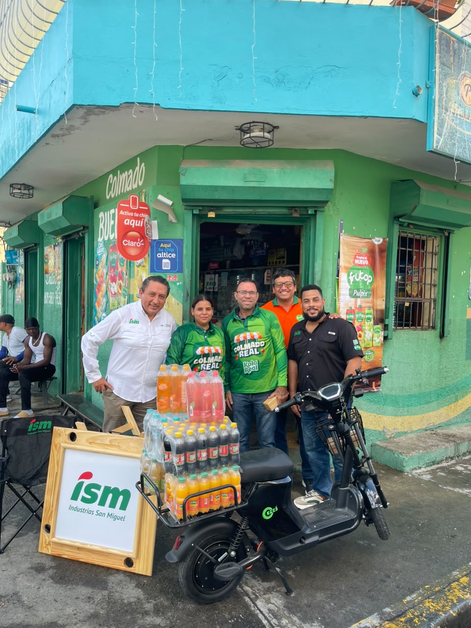 Entrega de moto eléctrica a beneficiario del programa Mejorando mi Colmado de ISM (1)