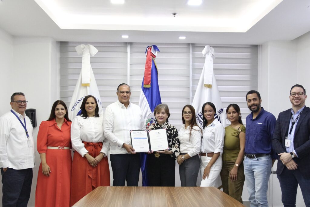 La imagen actual no tiene texto alternativo. El nombre del archivo es: Entrega-del-certificado-de-acreditacion-a-Agua-Tecca-scaled.jpg