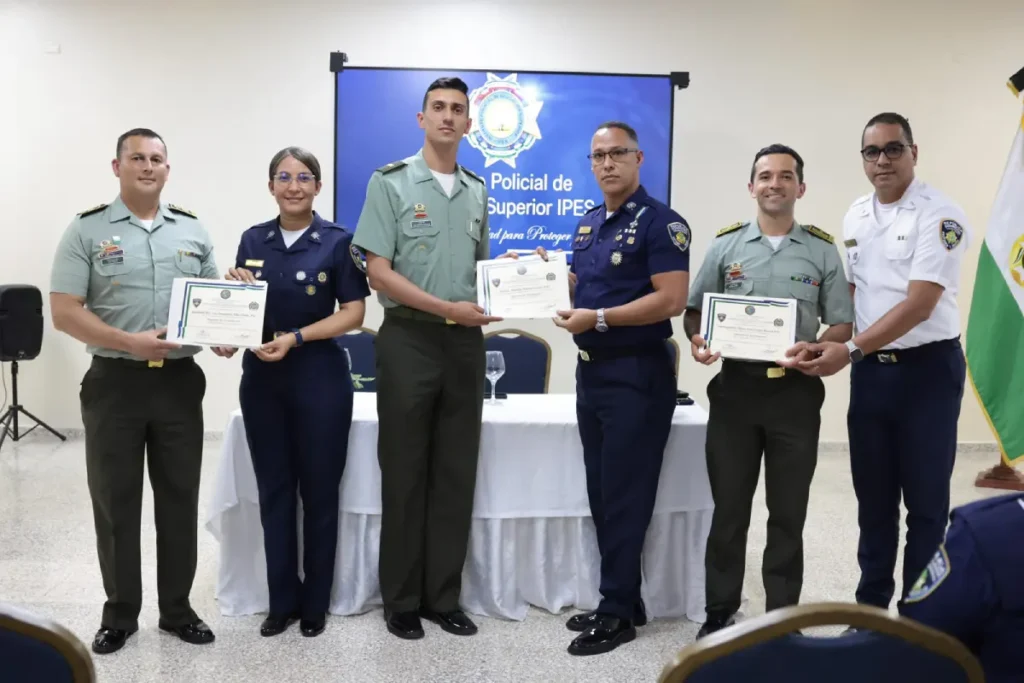 La imagen actual no tiene texto alternativo. El nombre del archivo es: IPES-certifica-48-policias-capacitados-Ciberinteligencia-e-Informatica-Forense.webp
