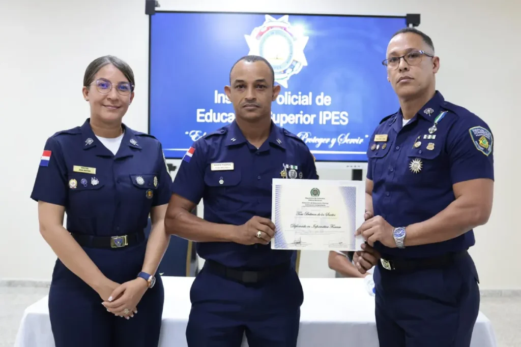 La imagen actual no tiene texto alternativo. El nombre del archivo es: IPES-certifica-48-policias-capacitados-en-Ciberinteligencia-e-Informatica-Forense.webp