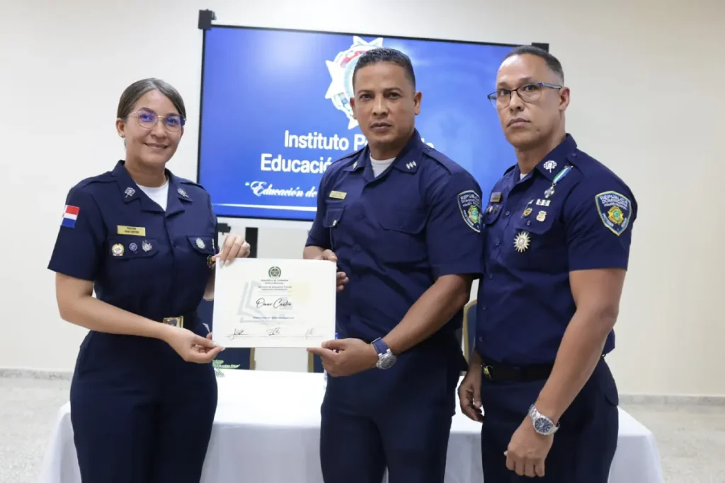 La imagen actual no tiene texto alternativo. El nombre del archivo es: IPES-certifica-a-48-policias-capacitados-Ciberinteligencia-Informatica-Forense.webp