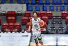 Johan Camilo conduce a Caonabo sobre Cristo Rey en continuación basket Madeja Copa Pescadería Wanda