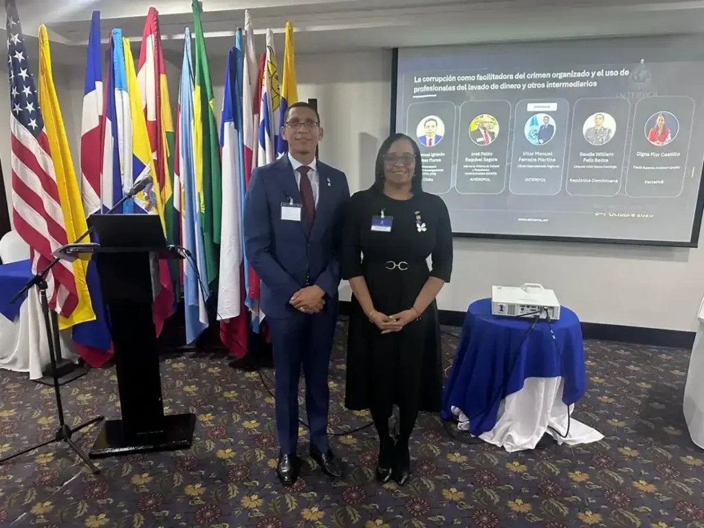 La imagen actual no tiene texto alternativo. El nombre del archivo es: La-fiscal-Ramona-Santana-y-el-coronel-policial-Sandis-Willian-Feliz-Beltre.webp