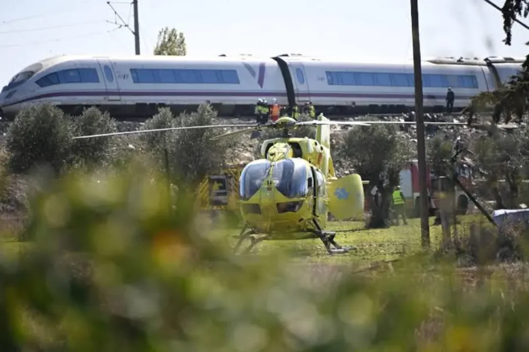 Ministro de Transporte español señala decisión inexplicable como posible causa de colisión mortal de trenes