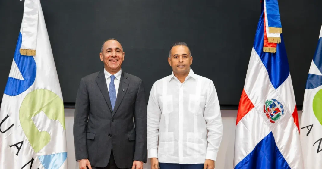 Nelson Arroyo Perdomo, director de Aduanas (DGA) y Aramis Mella, presidende Asocivu