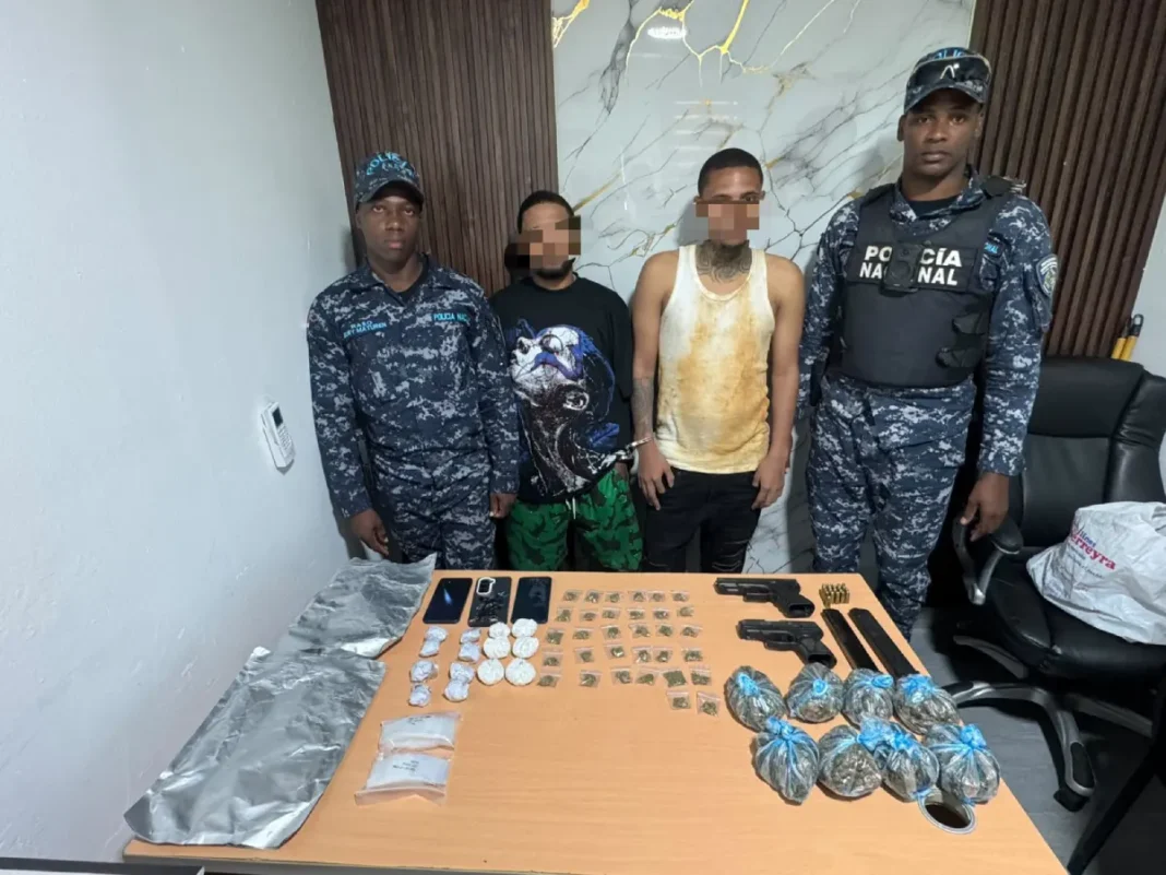 Policía ocupa más de 600 porciones de presuntas drogas y dos pistolas durante operativos en Monte Plata