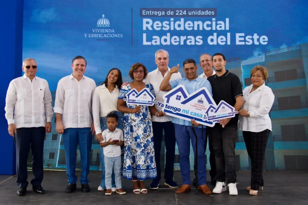 La imagen actual no tiene texto alternativo. El nombre del archivo es: Presidente-Abinader-y-ministro-Jean-Luis-Rodriguez-entregan-segunda-etapa-Residencial-Laderas-del-Este-Gu.webp