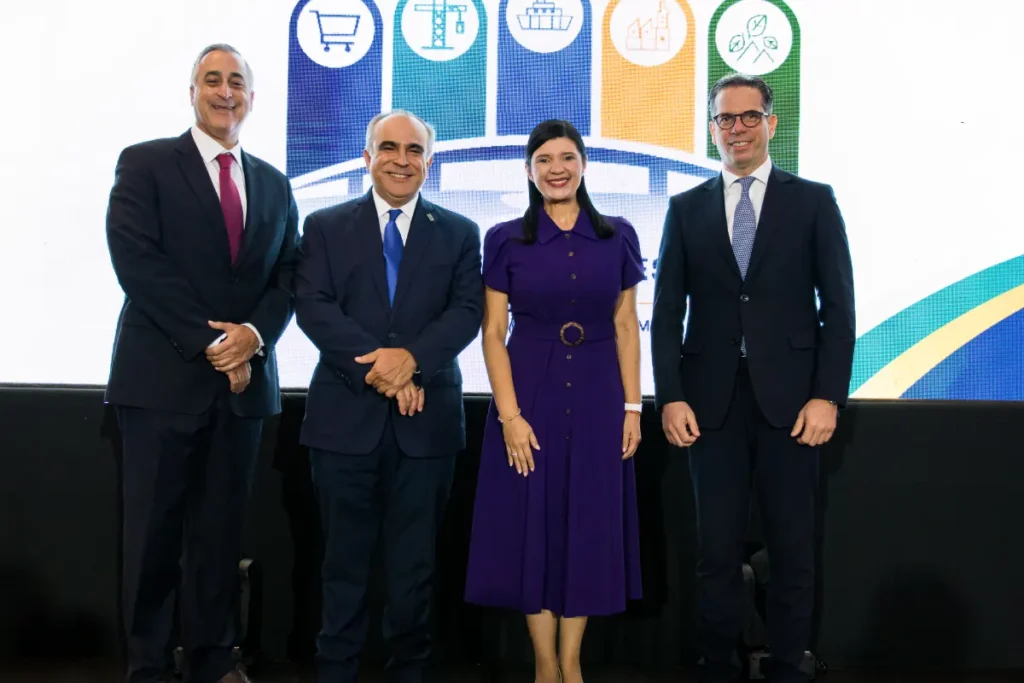 La imagen actual no tiene texto alternativo. El nombre del archivo es: Presidente-del-CONEP-comparte-en-Panama-modelo-de-transformacion-economico-RD.webp