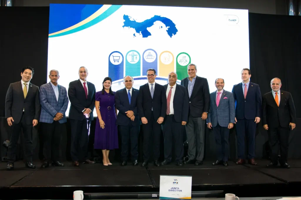 La imagen actual no tiene texto alternativo. El nombre del archivo es: Presidente-del-CONEP-comparte-en-Panama-modelo-transformacion-economico-de-RD.webp
