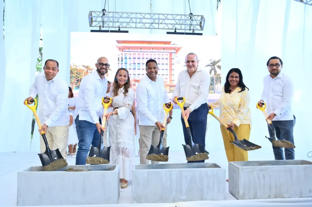 Primer palazo de la obra, a cargo del médico Abel Bello_ el senador de la provincia María Trinidad Sánchez, Alexis Victoria Yeb_ el alcalde de Nagua, Juni
