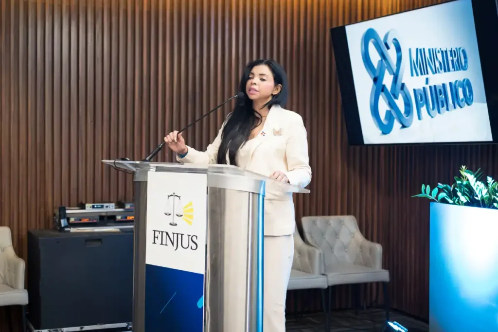 La imagen actual no tiene texto alternativo. El nombre del archivo es: Yeni-Berenice-Reynoso-al-dictar-una-conferencia-en-un-taller-sobre-el-tema-organizado-por-la-Fundacion-Institucionalidad-y-Justicia-Finjus-1.webp